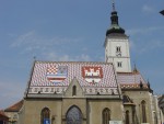 kerk met kleurrijke pannen op het dak in de Kroatische kleuren