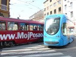 Twee nieuwe trams kruisen elkaar in het centrum van Zagreb