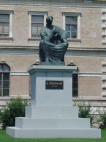 Standbeeld van Strossmayer voor muzeumgebouw