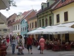 straat vol terrasjes en restaurants