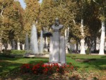 plein met borstbeeld kiosk en veel bloemen